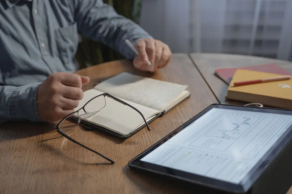 Família feliz consultando dados financeiros em tablet