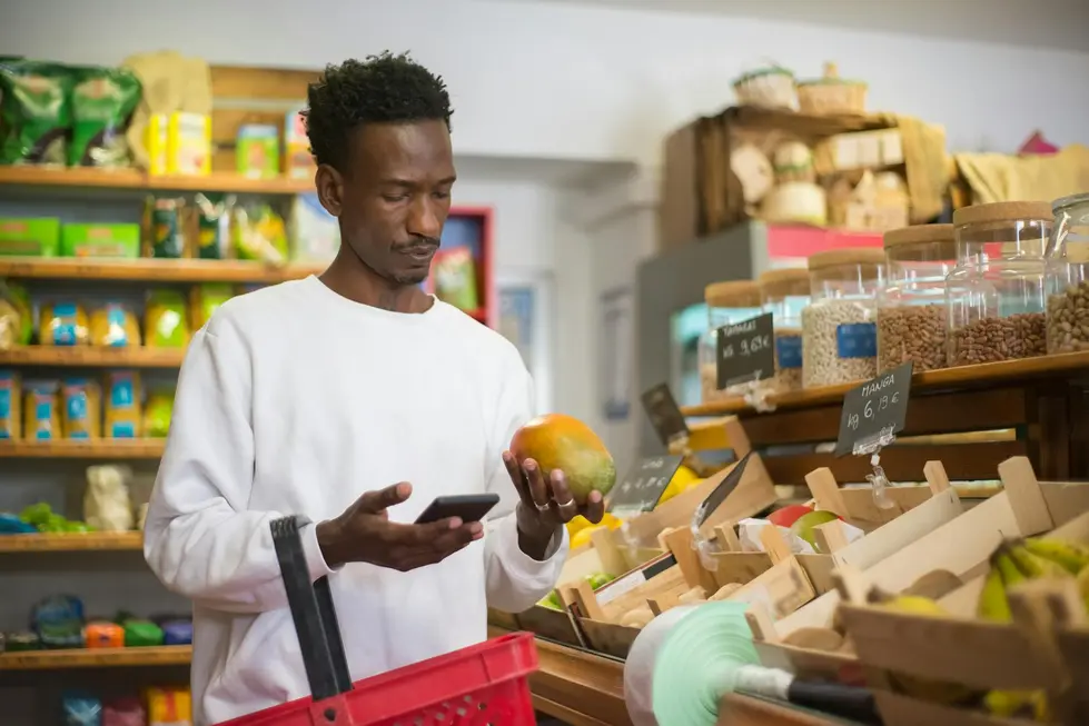 Casal brasileiro feliz usando market data para economizar