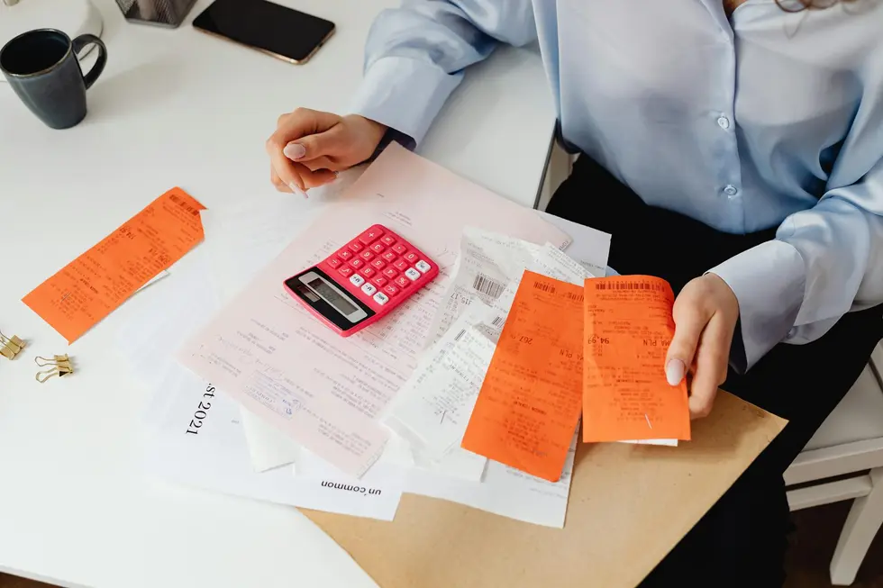 Família conferindo contas e compras, discutindo preços em casa