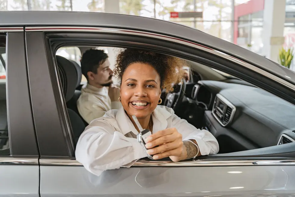 Motorista brasileiro no veículo recém-financiado