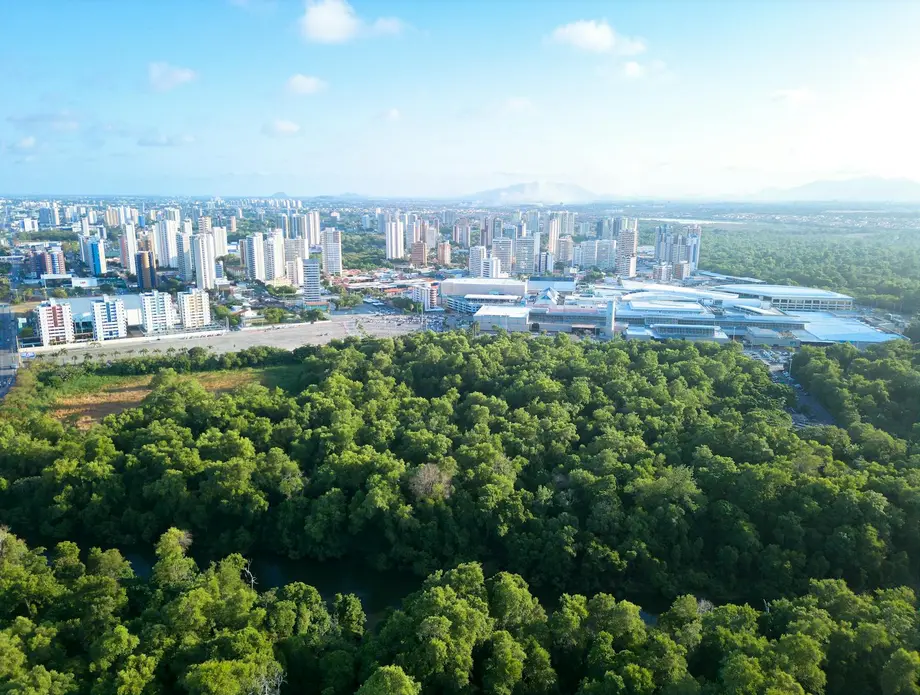 Shoppings e residenciais modernos vistos de cima ao entardecer