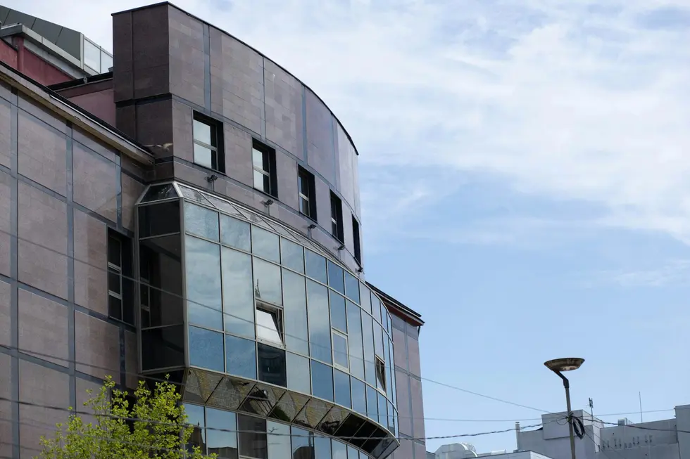 Fachada moderna da sede do Nubank iluminada pelo sol