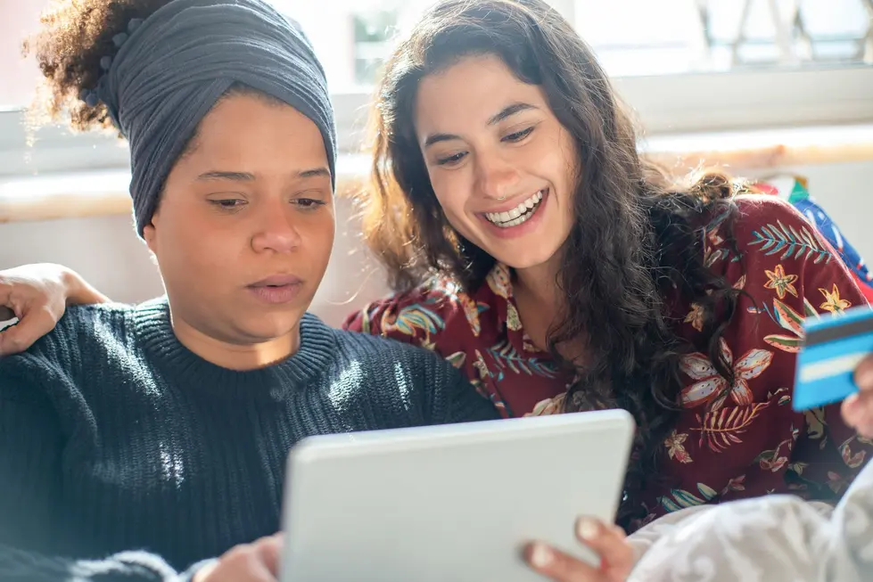 Família olhando ofertas no tablet em sala bem iluminada