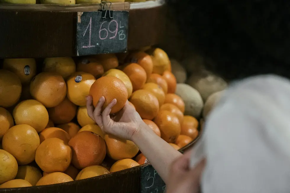 Carrinho de compras em supermercado destacando produtos em oferta