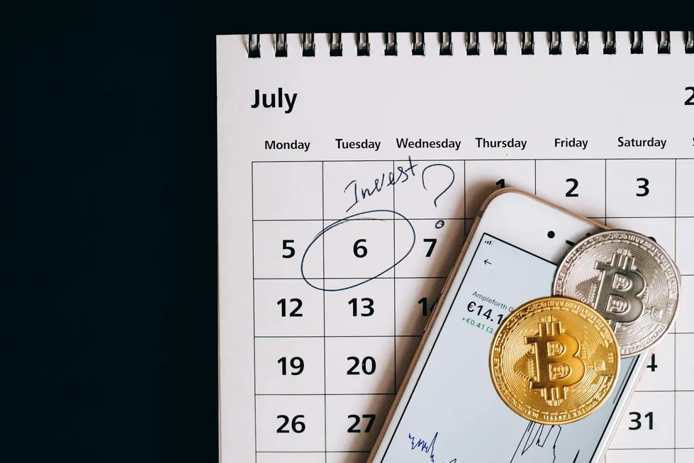 Celular com aplicativo cripto, notas de orçamento e compras do dia a dia