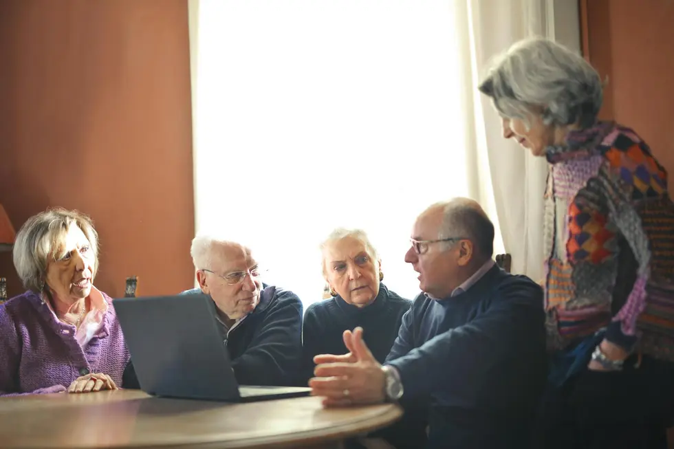 Família reunida discutindo finanças após rebaixamento do mercado