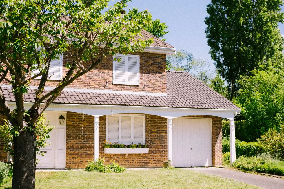 Casa com puxadinho bem feito e fachada harmoniosa