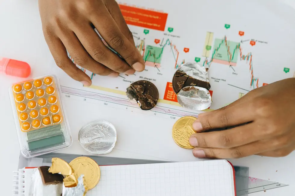 Família analisando crescimento financeiro após aumento salarial