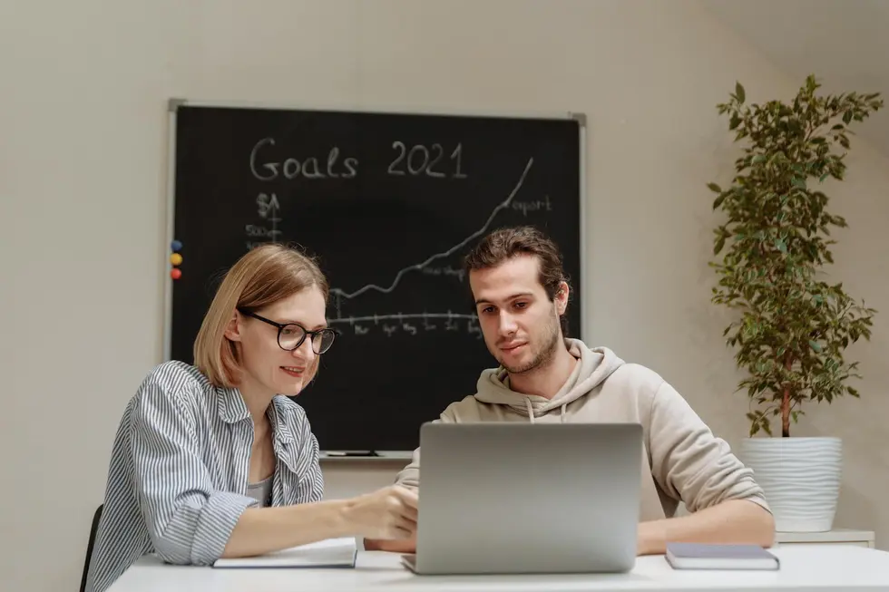 Família feliz em ambiente iluminado com símbolos de finanças estáveis e gráficos de investimentos