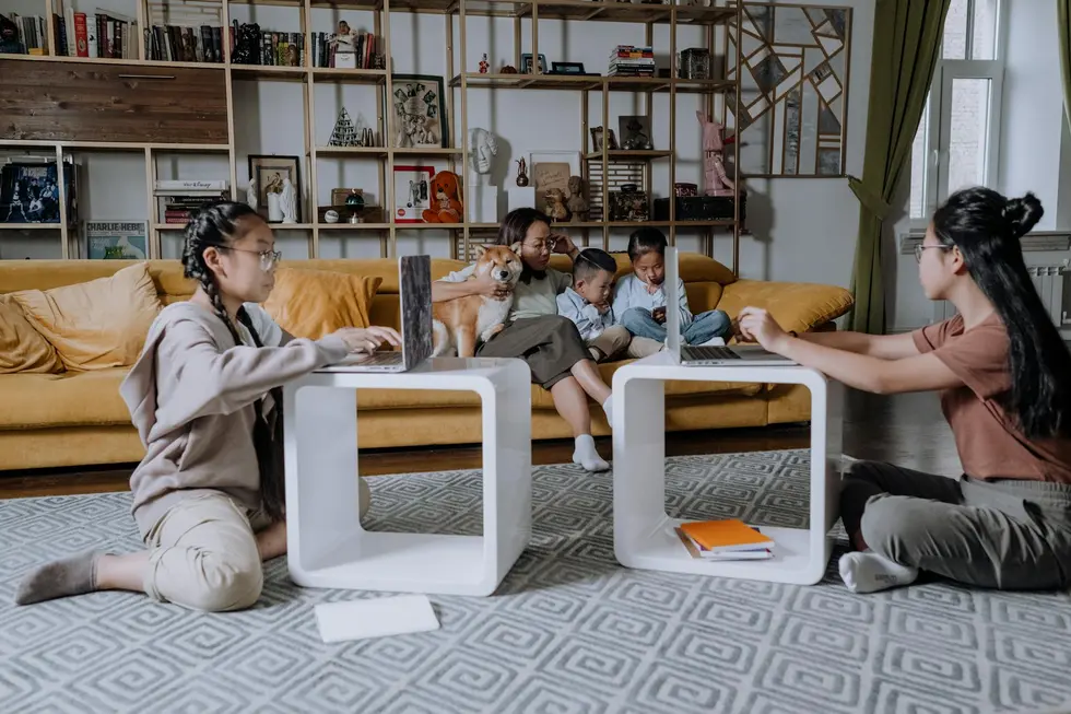 Família com dispositivos inteligentes, animal de estimação e ambiente confortável