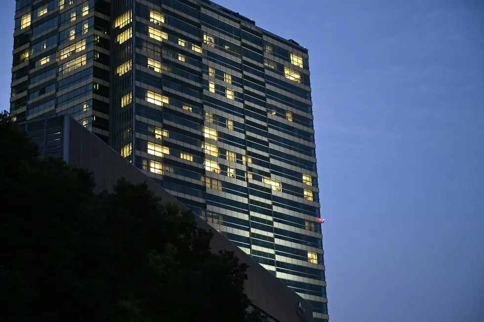 Edifício sede Softbank em Tóquio com janelas iluminadas