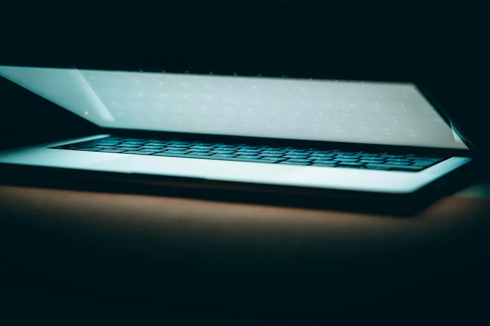 Notebook aberto mostrando o superchip Nvidia em detalhe